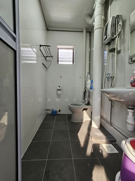 264 Bukit Batok East Avenue 4, 264 Bukit Batok East Avenue 4, 3 Bedrooms, 1,109 sqft, HDB Flat For Rent, by Joanne Ng, 25279594 - Common Bathroom - PropertyGuru.com.sg