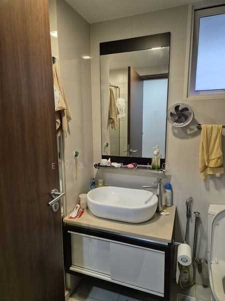 1 Canberra, 5 Canberra Drive, Room Rental, 1,044 sqft, Executive Condominium For Rent, by Evan Fong, 25281965 - Common bathroom - PropertyGuru.com.sg