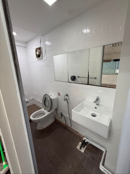 D07 Fitted office space of 883 sq ft in Textile Centre, Jalan Sultan, Jalan Sultan, 883 sqft, Office For Rent, by Chong Ming Siong Robin, 25295878 - Wash room inside the office unit - CommercialGuru.com.sg