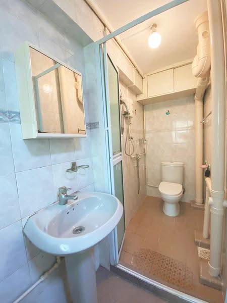 8 Jalan Bukit Ho Swee, 8 Jalan Bukit Ho Swee, Alexandra / Commonwealth, 2 Bedrooms, 602 sqft, HDB Flat For Rent, by Merwin Tan, 25306672 - Toilet - PropertyGuru.com.sg