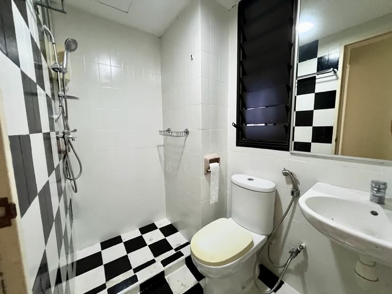 Mandarin Gardens, 5 Siglap Road, Room Rental, 200 sqft, Condominium For Rent, by Elizabeth Mok, 25309593 - Common toilet - PropertyGuru.com.sg