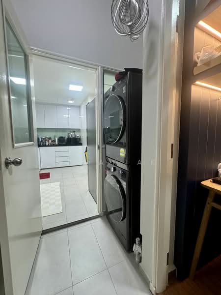 Hilltop Grove Condominium For Sale at S$ 1,350,000 | PropertyGuru Singapore