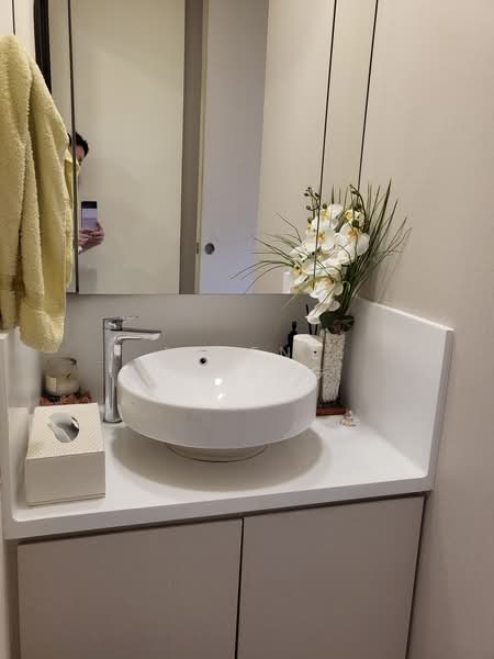 Seletar Springs Condominium, 106 Gerald Drive, 4 Bedrooms, 2,239 sqft, Condominium For Rent, by Jolene Chiang, 25317576 - Junior Master Bath - PropertyGuru.com.sg
