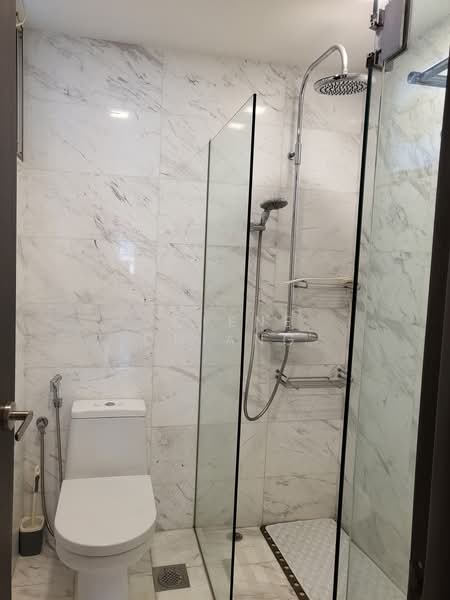 Seletar Springs Condominium, 106 Gerald Drive, 4 Bedrooms, 2,239 sqft, Condominium For Rent, by Jolene Chiang, 25317576 - Luxurious Junior Master Bath - PropertyGuru.com.sg