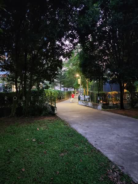 Queens Peak, 1 Dundee Road, 3 Bedrooms, 1,001 sqft, Condominium For Rent, by Robert  Lim Yung  Sing     林榮燊, 25325632 - side gate access to walking tracks - PropertyGuru.com.sg