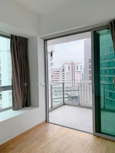 Masterbedroom with bay windows and balcony (invisible grills installed)