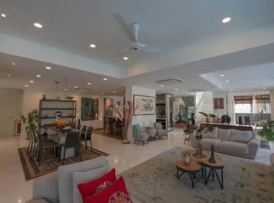 For Sale - ⭐ Prime Namly Vicinity ⭐ Tastefully Renovated ⭐ Spacious Living ⭐ Charming ⭐ Unblocked View ⭐