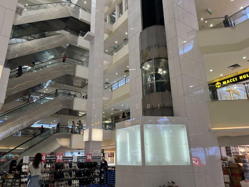 Lucky Plaza, 304 Orchard Road, 388 sqft, Mall Shop For Sale, by Teo Jeri, 25337745 - CommercialGuru.com.sg