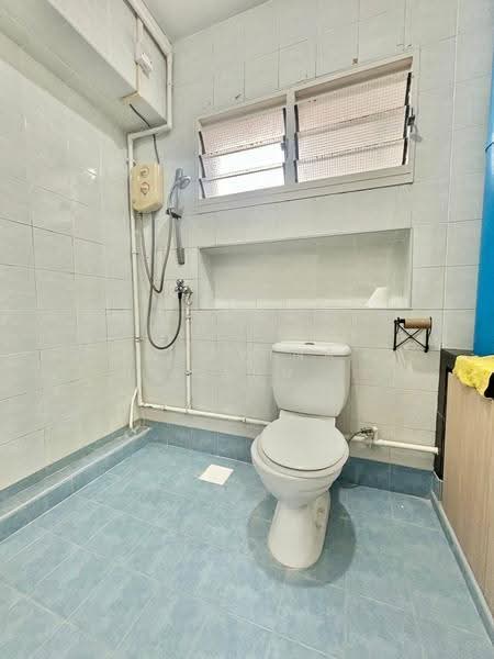 724 Woodlands Avenue 6, 724 Woodlands Avenue 6, Admiralty / Woodlands, 3 Bedrooms, 1,109 sqft, HDB Flat For Rent, by Bhavina Kaur, 25338678 - Master Bathroom - PropertyGuru.com.sg