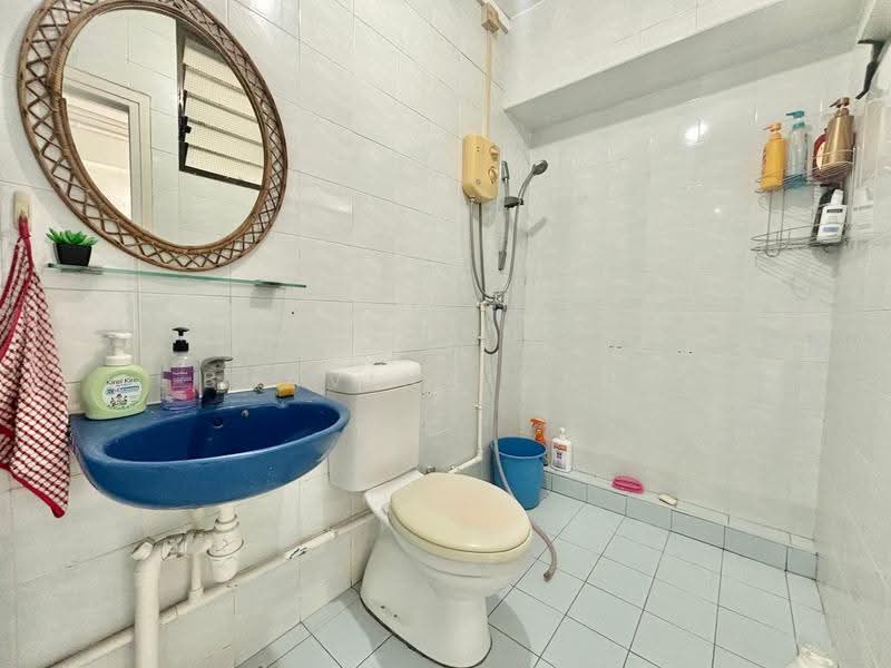 724 Woodlands Avenue 6, 724 Woodlands Avenue 6, Admiralty / Woodlands, 3 Bedrooms, 1,109 sqft, HDB Flat For Rent, by Bhavina Kaur, 25338678 - Common Bathroom - PropertyGuru.com.sg