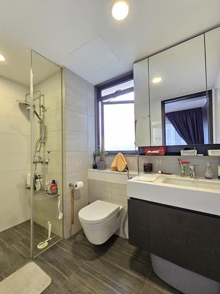 Botanique at Bartley, 233 Upper Paya Lebar Road, Hougang / Punggol / Sengkang, 2 Bedrooms, 732 sqft, Condominium For Sale, by Viona Toh, 25347083 - Master bathroom with window, good ventilation - PropertyGuru.com.sg