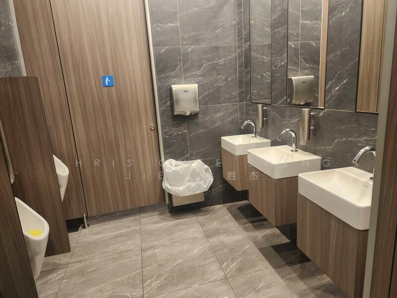 COMMERCIAL RETAIL SHOPS FOR SALE @ BUGIS, Bugis, 26,081 sqft, Mall Shop For Sale, by Chris Chee Sheng Jie 徐胜杰, 25347618 - CommercialGuru.com.sg