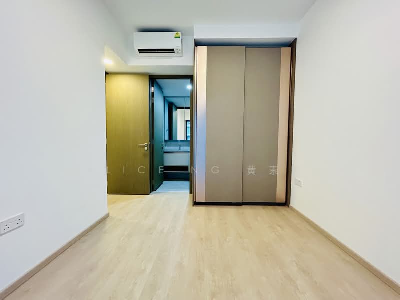 One-North Eden, 10 Slim Barracks Rise, 2 Bedrooms, 786 sqft, Condominium For Sale, by Alice Ng 黄素芳, 25349881 - Modern bronze colour for wardrobes - PropertyGuru.com.sg