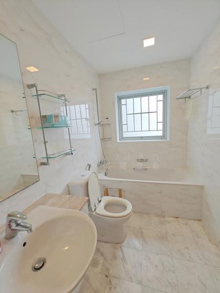 Whitewater, 27 Pasir Ris Street 72, Pasir Ris / Tampines, 3 Bedrooms, 1,195 sqft, Executive Condominium For Rent, by Sito Jian Xin 司徒健新, 25353070 - Master Bathroom - PropertyGuru.com.sg