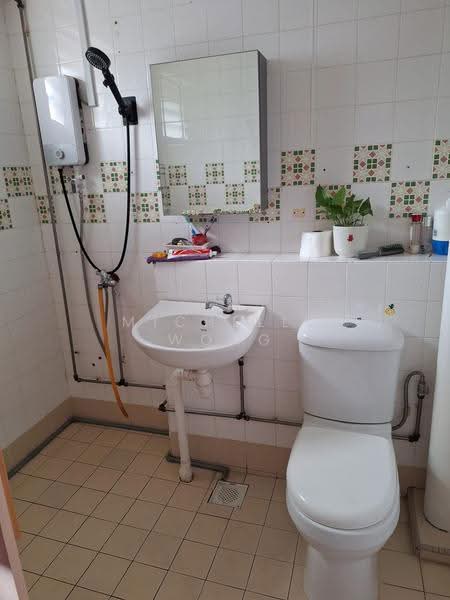 430 Choa Chu Kang Avenue 4, 430 Choa Chu Kang Avenue 4, Dairy Farm / Bukit Panjang / Choa Chu Kang, 3 Bedrooms, 1,119 sqft, HDB Flat For Rent, by Michelle Wong, 25353607 - MBR Toilet - PropertyGuru.com.sg