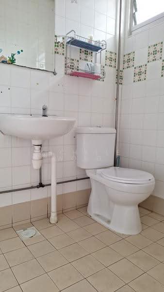 430 Choa Chu Kang Avenue 4, 430 Choa Chu Kang Avenue 4, Dairy Farm / Bukit Panjang / Choa Chu Kang, 3 Bedrooms, 1,119 sqft, HDB Flat For Rent, by Michelle Wong, 25353607 - Common Toilet - PropertyGuru.com.sg