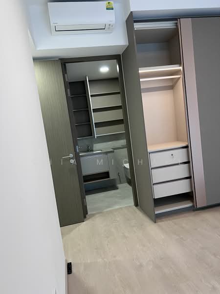 One-North Eden, 10 Slim Barracks Rise, 2 Bedrooms, 786 sqft, Condominium For Rent, by Chia Michael, 25354373 - Masterbedroom wardrobe - PropertyGuru.com.sg