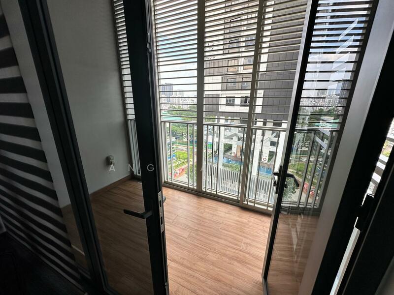 Seahill, 121 West Coast Crescent, 1 Bedroom, 495 sqft, Condominium For Rent, by Angela Lim, 25359903 - Balcony. Can use as alfresco dining. With Balcony table and chairs. - PropertyGuru.com.sg