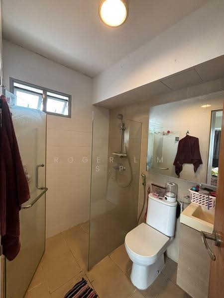 515D Tampines Central 7, 515D Tampines Central 7, Pasir Ris / Tampines, 3 Bedrooms, 1,291 sqft, HDB Flat For Rent, by Roger Lim S.P, 25364485 - Bathroom - PropertyGuru.com.sg