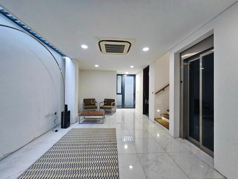 For Sale - C.H.E.A.P. Rare D10 Semi-D With Lift! Discount! Near good schools! 5 bedrooms!