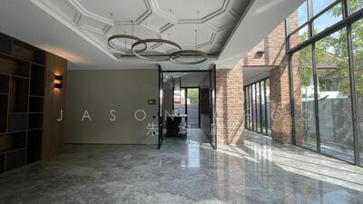 For Sale - Exquisite Thomson Hill Brand New Send D. High Quality European Finishings Prestige