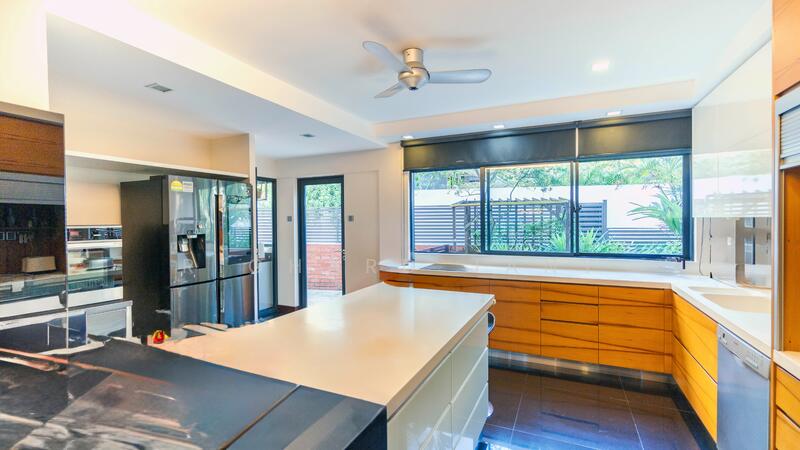 For Sale - ❤️ Rare corner f'hold bungalow 3 storey mixed landed zone with development potential @ $1,492 psf