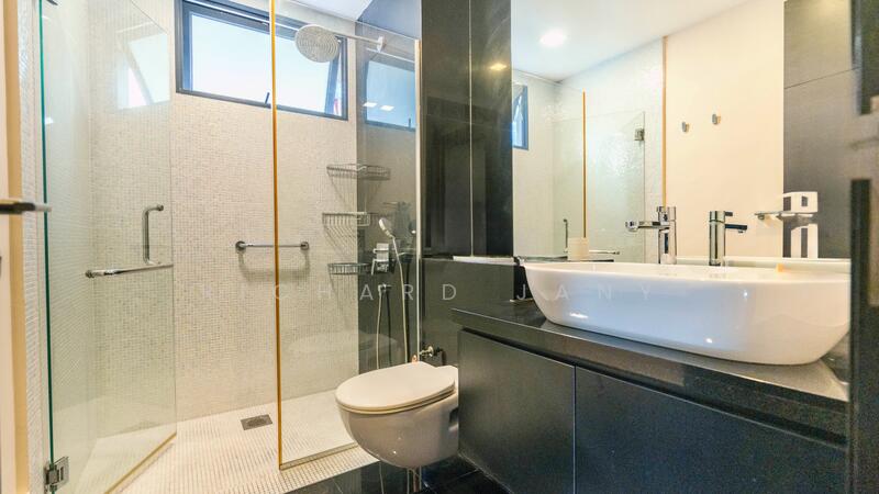 For Sale - ❤️ Rare corner f'hold bungalow 3 storey mixed landed zone with development potential @ $1,492 psf