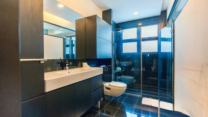 For Sale - ❤️ Rare corner f'hold bungalow 3 storey mixed landed zone with development potential @ $1,492 psf