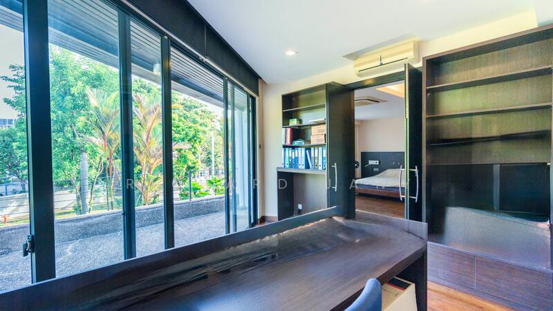 For Sale - ❤️ Rare corner f'hold bungalow 3 storey mixed landed zone with development potential @ $1,492 psf