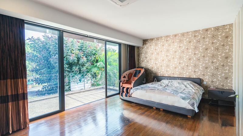 For Sale - ❤️ Rare corner f'hold bungalow 3 storey mixed landed zone with development potential @ $1,492 psf