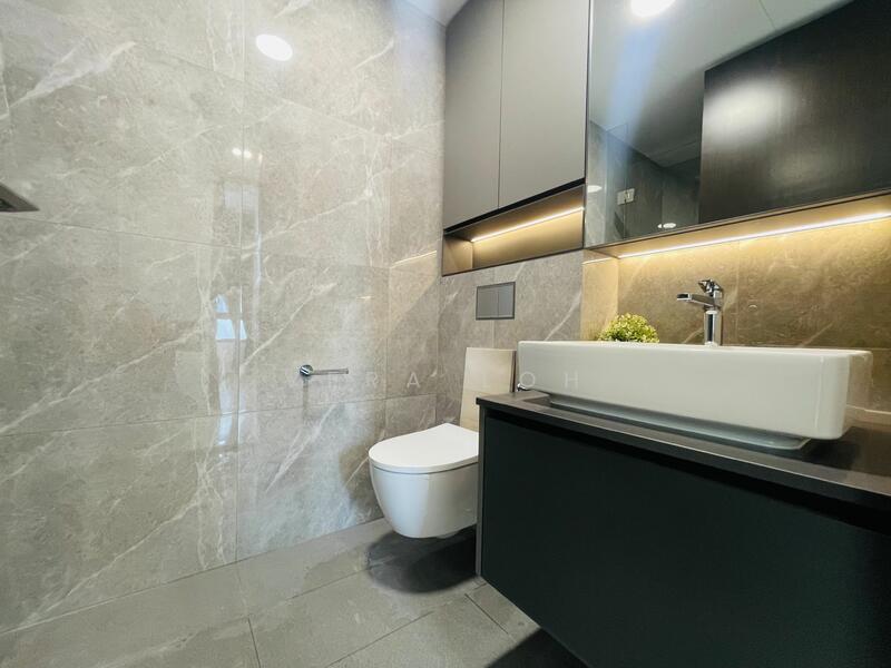 Irwell Hill Residences Condominium For Sale at S$ 2,300,000 | PropertyGuru Singapore - Common Bathroom with Shower
