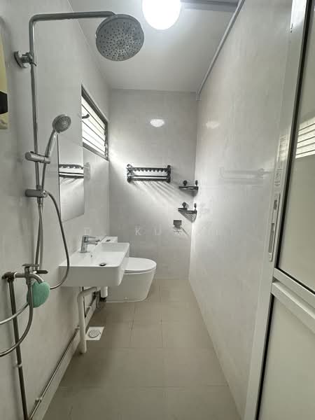 305 Tampines Street 32, 305 Tampines Street 32, 3 Bedrooms, 1,356 sqft, HDB Flat For Rent, by D. Kumar, 25384410 - Renovated Common bathroom - PropertyGuru.com.sg