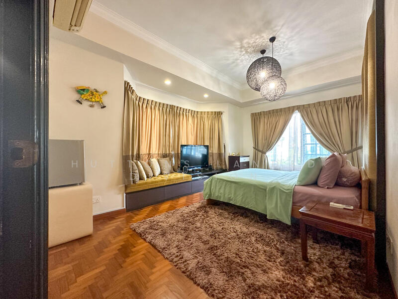 For Sale - Tranquil & Elegant Home Near Greenery, Coast & City Life