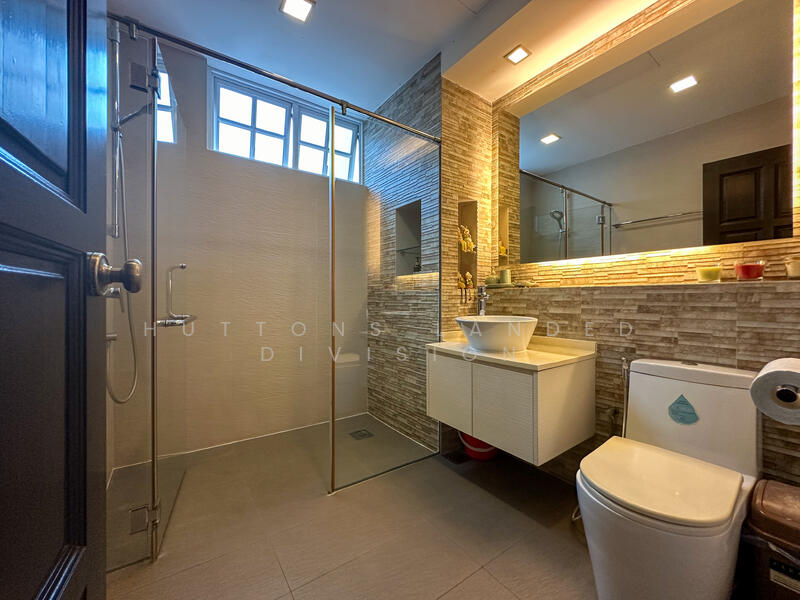 For Sale - Tranquil & Elegant Home Near Greenery, Coast & City Life