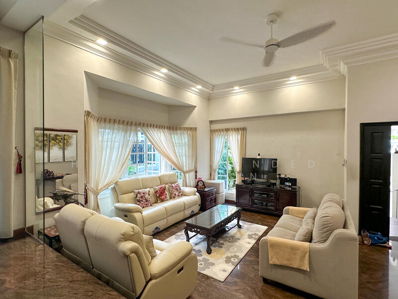 For Sale - Tranquil & Elegant Home Near Greenery, Coast & City Life