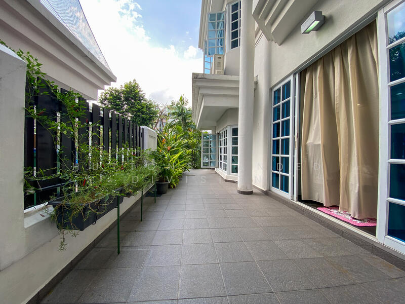 For Sale - Tranquil & Elegant Home Near Greenery, Coast & City Life