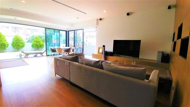 Entertainment room on top floor. Can be converted as bedroom.