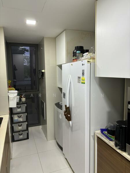 Miltonia Residences, 554 Miltonia Close, 3 Bedrooms, 861 sqft, Condominium For Rent, by Karine Soon, 25393697 - Fully equipped kitchen with fridge and washer - PropertyGuru.com.sg