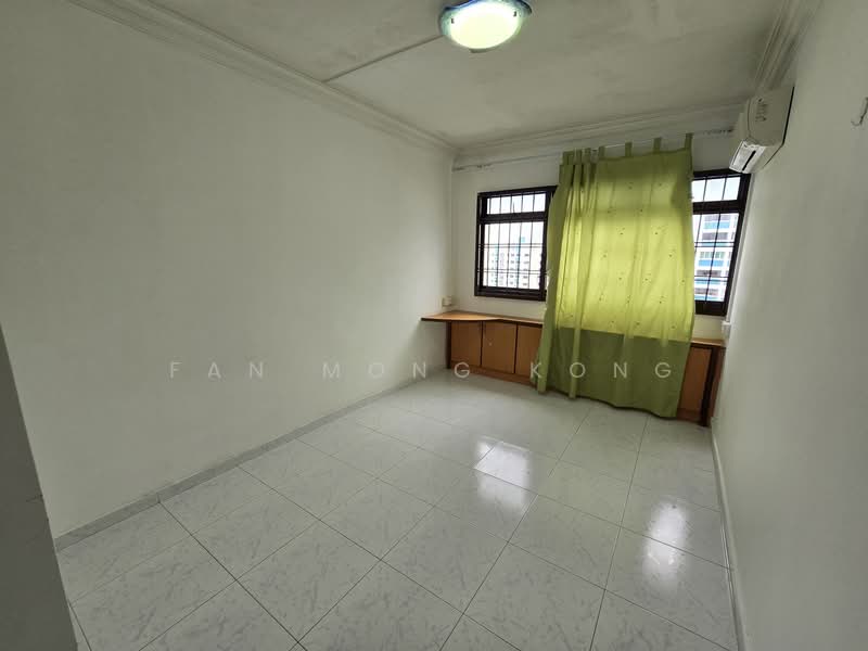 611 Bukit Panjang Ring Road, 611 Bukit Panjang Ring Road, 3 Bedrooms, 969 sqft, HDB Flat For Rent, by Fan Mong Kong, 25399609 - Common room with wardrobe - PropertyGuru.com.sg