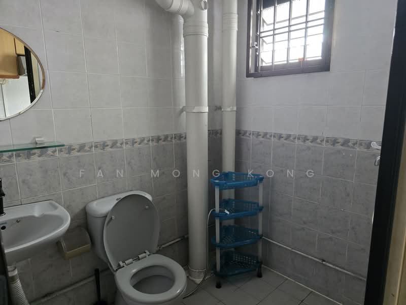611 Bukit Panjang Ring Road, 611 Bukit Panjang Ring Road, 3 Bedrooms, 969 sqft, HDB Flat For Rent, by Fan Mong Kong, 25399609 - Kitchen Tiolet - PropertyGuru.com.sg