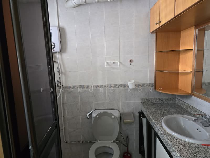 611 Bukit Panjang Ring Road, 611 Bukit Panjang Ring Road, 3 Bedrooms, 969 sqft, HDB Flat For Rent, by Fan Mong Kong, 25399609 - Master Bedroom Tiolet. - PropertyGuru.com.sg