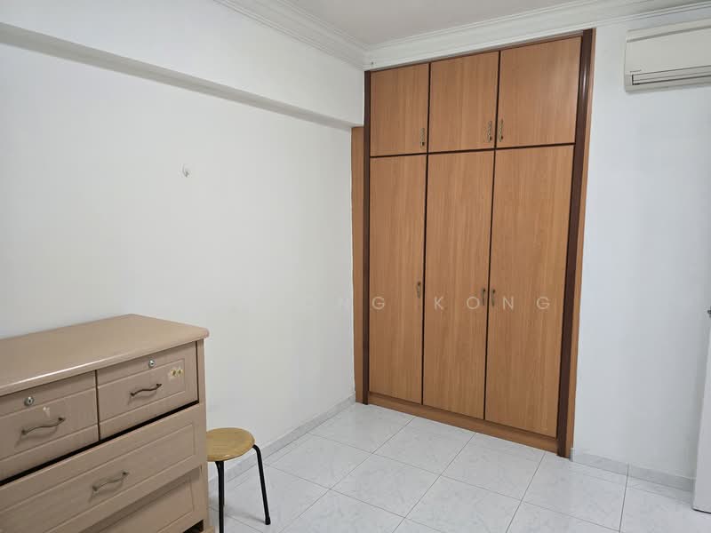 611 Bukit Panjang Ring Road, 611 Bukit Panjang Ring Road, 3 Bedrooms, 969 sqft, HDB Flat For Rent, by Fan Mong Kong, 25399609 - Common room with wardrobe - PropertyGuru.com.sg