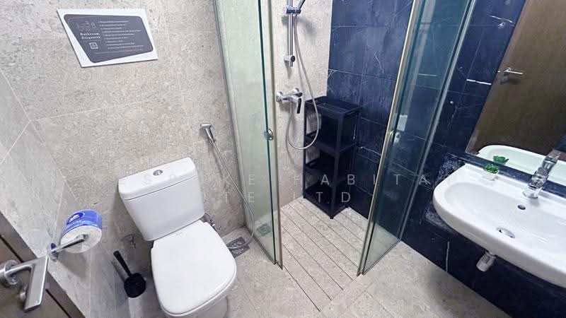 02-03 Common Bathroom