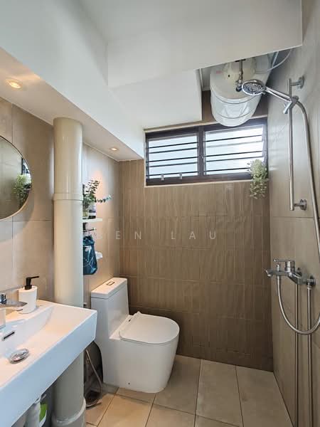 305 Clementi Avenue 4, 305 Clementi Avenue 4, 2 Bedrooms, 720 sqft, HDB Flat For Rent, by Ben Lau, 25402645 - Common Bathroom - PropertyGuru.com.sg