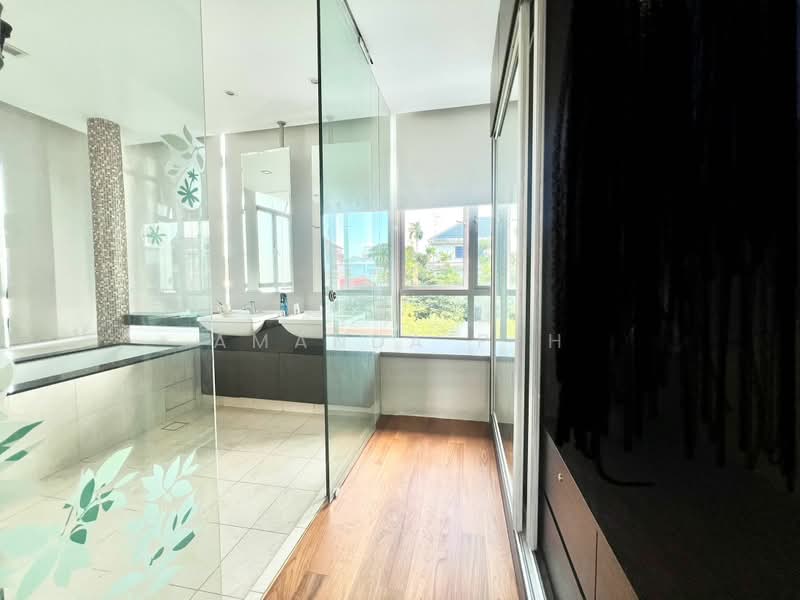 Master bedroom in Cluster Bunglow! Swimming pool. Near Kembangan MRT, Lorong Marzuki, Room Rental, 300 sqft, Cluster House For Rent, by Amanda Peh, 25406605 - PropertyGuru.com.sg