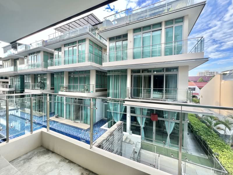 Master bedroom in Cluster Bunglow! Swimming pool. Near Kembangan MRT, Lorong Marzuki, Room Rental, 300 sqft, Cluster House For Rent, by Amanda Peh, 25406605 - PropertyGuru.com.sg