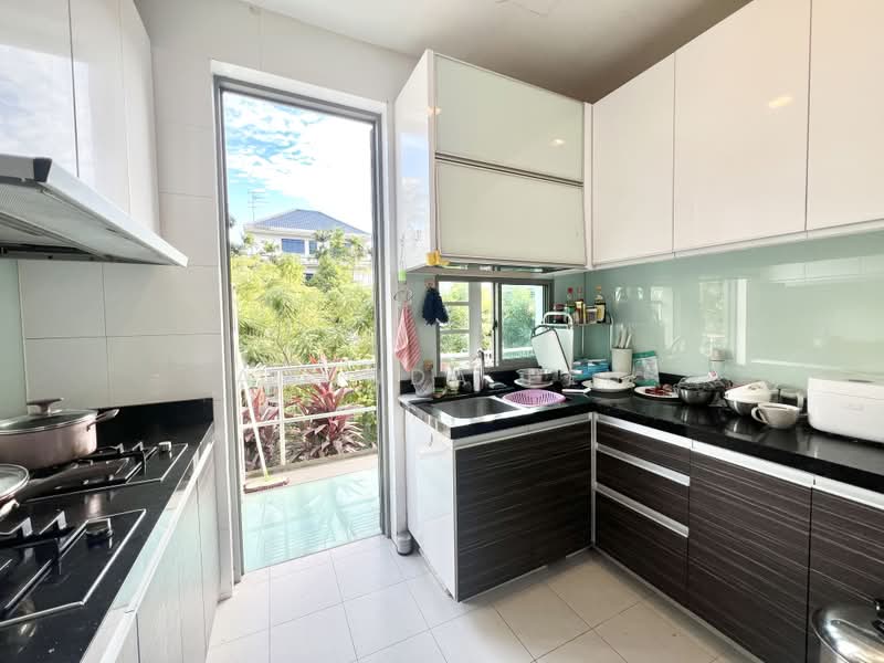 Master bedroom in Cluster Bunglow! Swimming pool. Near Kembangan MRT, Lorong Marzuki, Room Rental, 300 sqft, Cluster House For Rent, by Amanda Peh, 25406605 - PropertyGuru.com.sg