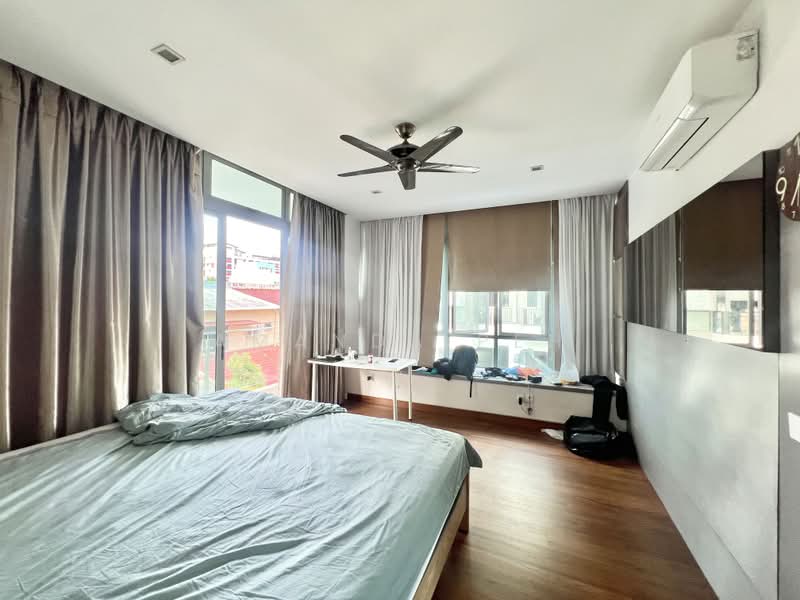 Master bedroom in Cluster Bunglow! Swimming pool. Near Kembangan MRT, Lorong Marzuki, Room Rental, 300 sqft, Cluster House For Rent, by Amanda Peh, 25406605 - PropertyGuru.com.sg