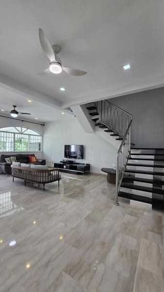 Landed house near Hougang MRT/ Mall, st xavier's lane, Hougang / Punggol / Sengkang, 3 Bedrooms, 2,500 sqft, Terraced House For Rent, by Tan Chong, 25410914 - PropertyGuru.com.sg
