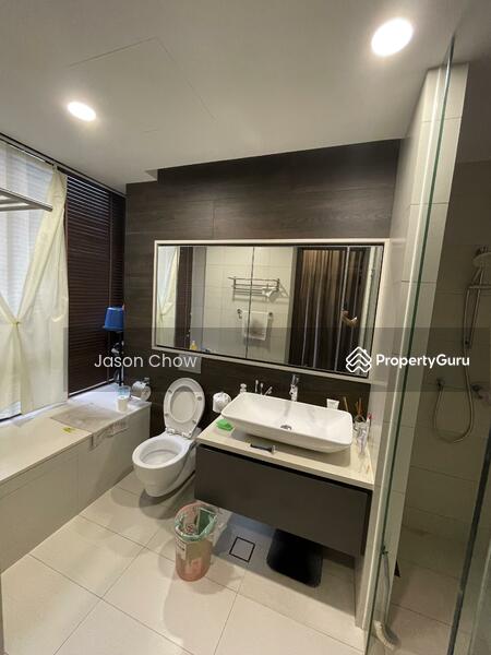 Master En-Suite with Bathtub